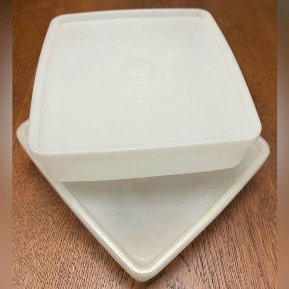 4 pieces/2 vintage sandwich keepers. Approximately 5.25” square. 2 lids 2 bases. - Picture 1 of 2